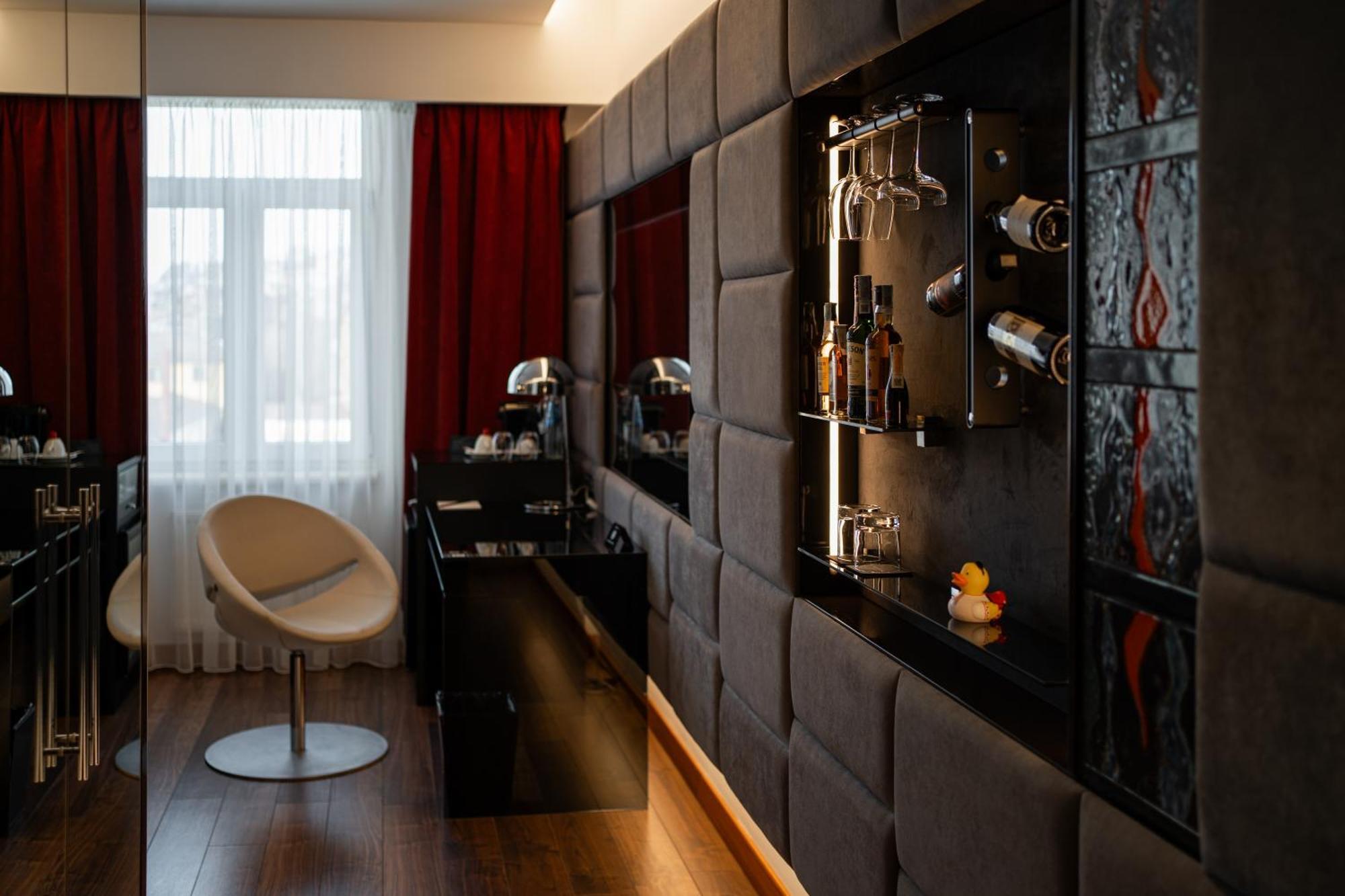 11 Mirrors Design Hotel 키예프 외부 사진