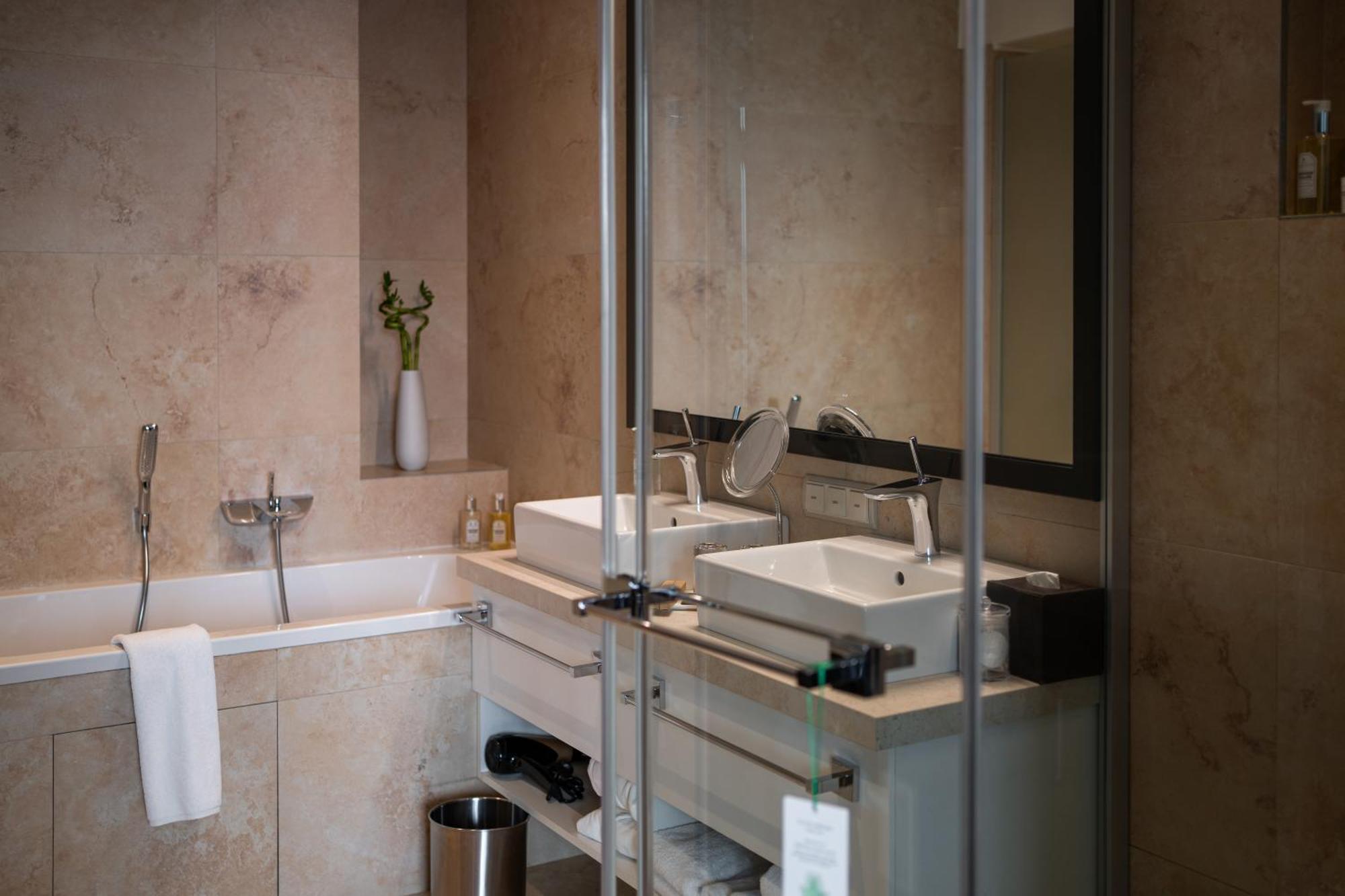 11 Mirrors Design Hotel 키예프 외부 사진